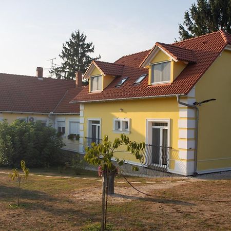 Kondics Apartmanhaz Sarvar Exterior photo